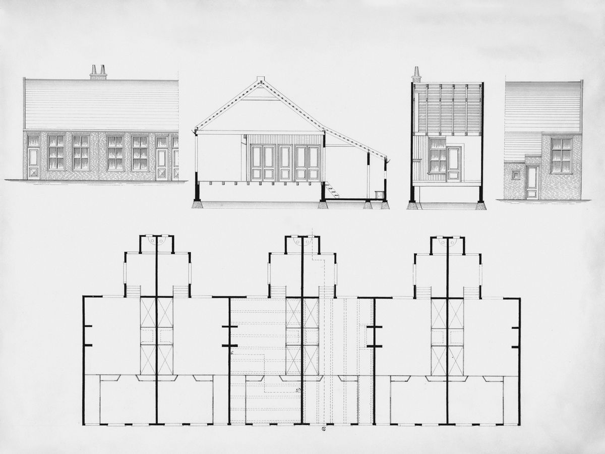 Oude bouwtekening met gevels, doorsneden en een grondplan van een rij woningen