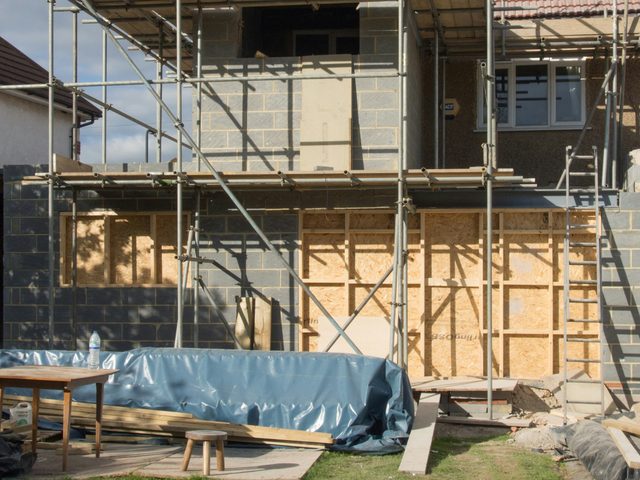 Een woning met een uitbreiding in aanbouw